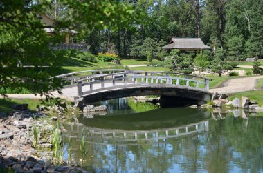 Edmonton, Alberta, Kanada, 17 Temmuz 2019: Edmonton Alberta Botanik Bahçesi 'ndeki Kurimoto Japon Bahçesi. Bu bahçelerde bir gölet, köprü, şelale ve diğer özellikler bulunur..