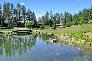 Edmonton, Alberta, Kanada, 17 Temmuz 2019: Edmonton Alberta Botanik Bahçesi 'ndeki Kurimoto Japon Bahçesi. Bu bahçelerde bir gölet, köprü, şelale ve diğer özellikler bulunur..