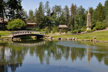 Edmonton, Alberta, Kanada, 17 Temmuz 2019: Edmonton Alberta Botanik Bahçesi 'ndeki Kurimoto Japon Bahçesi. Bu bahçelerde bir gölet, köprü, şelale ve diğer özellikler bulunur..