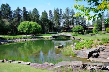 Edmonton, Alberta, Kanada, 17 Temmuz 2019: Edmonton Alberta Botanik Bahçesi 'ndeki Kurimoto Japon Bahçesi. Bu bahçelerde bir gölet, köprü, şelale ve diğer özellikler bulunur..