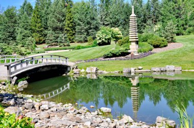 Edmonton, Alberta, Kanada, 17 Temmuz 2019: Edmonton Alberta Botanik Bahçesi 'ndeki Kurimoto Japon Bahçesi. Bu bahçelerde bir gölet, köprü, şelale ve diğer özellikler bulunur..