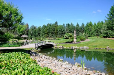 Edmonton, Alberta, Kanada, 17 Temmuz 2019: Edmonton Alberta Botanik Bahçesi 'ndeki Kurimoto Japon Bahçesi. Bu bahçelerde bir gölet, köprü, şelale ve diğer özellikler bulunur..