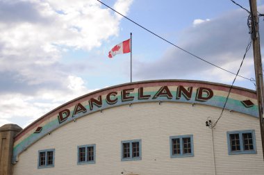 Little Manitou Gölü, Watrous, Saskatchewan, Kanada, 22 Haziran 2019: Saskatchewan 'daki Little Lake Manitou sahilinde döneminin son dans salonu.