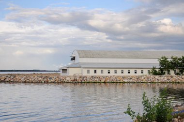 Little Manitou Gölü, Watrous, Saskatchewan, Kanada, 22 Haziran 2019: Saskatchewan 'daki Little Lake Manitou sahilinde döneminin son dans salonu.