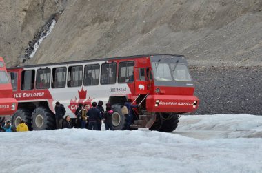 Jasper, Alberta, Kanada - 13 Temmuz 2019: Jasper Ulusal Parkı 'ndaki Columbia Buzulundaki Turistler.