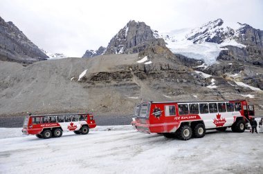 Athabasca Buzulu, Jasper Ulusal Parkı, Kanada; 13 Temmuz 2019: Buz kaşifleri, Kanada 'nın Alberta kentindeki Kanadalı Kayalıklardaki Athabasca Buzulu' na turist götürmek için kullanılır..