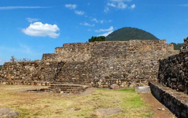San Felipe los Alzati, Zitacuaro, Meksika 'nın Aztek öncesi piramit kalıntıları