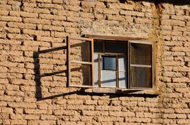 Michoacan, Meksika 'da pencereli eski tuğla duvar