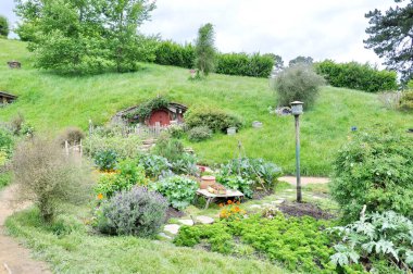 MATAMATA - NEW ZEALAND - Kasım 2016: Hobbiton Film Set Yüzüklerin Efendisi ve Hobbit filmlerini çekmek için oluşturuldu. Matamata, Yeni Zelanda, Hobbit yuvası tepede kırmızı kapılı..