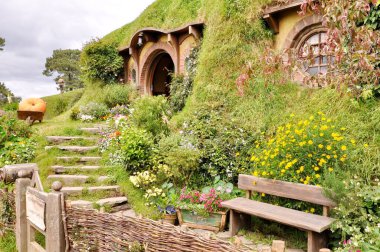 MATAMATA - NEW ZEALAND - Kasım 2016: Hobbiton Film Set Yüzüklerin Efendisi ve Hobbit filmlerini çekmek için oluşturuldu. Matamata, Yeni Zelanda, sarı kapılı Hobbiton evi.