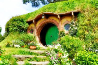 MATAMATA - NEW ZEALAND - Kasım 2016: Hobbiton Film Set Yüzüklerin Efendisi ve Hobbit filmlerini çekmek için oluşturuldu. Matamata, Yeni Zelanda, Yeşil kapılı Hobbiton evi.