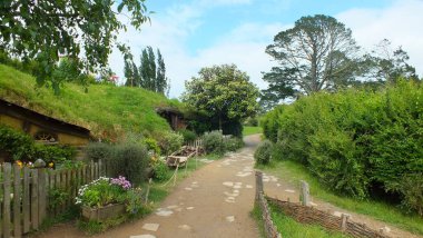 MATAMATA - NEW ZEALAND - Kasım 2016: Hobbiton Film Set Yüzüklerin Efendisi ve Hobbit filmlerini çekmek için oluşturuldu. Matamata, Yeni Zelanda, Hobbiton sokağı..