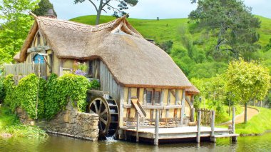 MATAMATA - NEW ZEALAND - Kasım 2016: Hobbiton Film Set Yüzüklerin Efendisi ve Hobbit filmlerini çekmek için oluşturuldu. Matamata, Yeni Zelanda, Hobbiton 'daki Su Değirmeni.