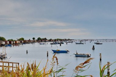 Delta del Po, Veneto, İtalya 'da balıkçı kulübeleri ve tekneler.