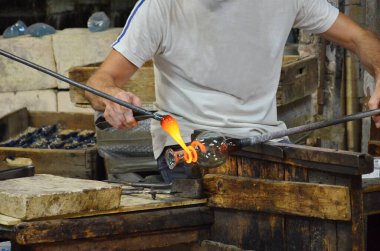 Murano Adası, Venedik, İtalya, 22 Eylül 2015: Venedik 'teki Murano Adası' ndaki kristal cam atölyesinde cam üfleme sanatçısı.