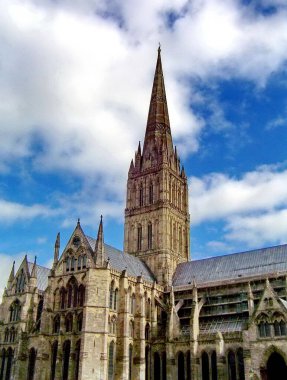 Arka planda mavi gökyüzü olan Salisbury Katedrali, İngiltere, İngiltere.