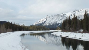 Banff Ulusal Parkı, Alberta, Kanada 'da kış boyunca buzul tarlaları.