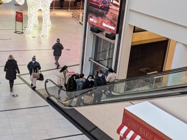 Markham, Ontario, Kanada, 10 Aralık 2020: Salgın sırasında Markville Alışveriş Merkezi 'nde maske takanlar. Bu alışveriş merkezi, Grey-Lockdown Bölgesi kurallarına göre 12 / 14 / 20 'de kaldırıma taşındı..