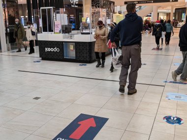 Markham, Ontario, Kanada, 10 Aralık 2020: Salgın sırasında Markville Alışveriş Merkezi 'nde maske takanlar. Bu alışveriş merkezi, Grey-Lockdown Bölgesi kurallarına göre 12 / 14 / 20 'de kaldırıma taşındı..