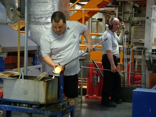 Waterford Irlanda Abril 2012 Glassmaker Trabaja Soplar Una Copa Cristal —  Fotos de Stock