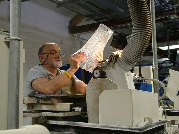 Waterford Ιρλανδία Απριλίου 2012 Man Making Crystal Glass Waterford Ιρλανδία — Φωτογραφία Αρχείου