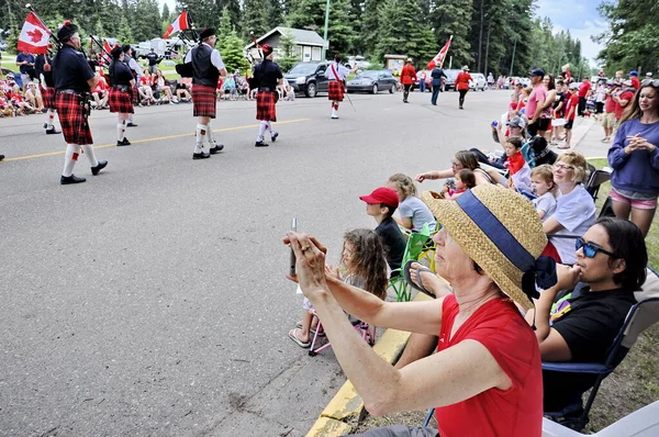 Waskesiu, Saskatchewan, Kanada - 1 Temmuz 2019: The Prince Albert Highlanders Band ve bir RCMP ve Parks Canada Color Guard Kanada bayramını kutlamak için Prince Albert Ulusal Parkı 'nda yürüyüş.