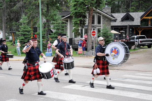 Waskesiu, Saskatchewan, Kanada - 1 Temmuz 2019: The Prince Albert Highlanders Band ve bir RCMP ve Parks Canada Color Guard Kanada bayramını kutlamak için Prince Albert Ulusal Parkı 'nda yürüyüş.