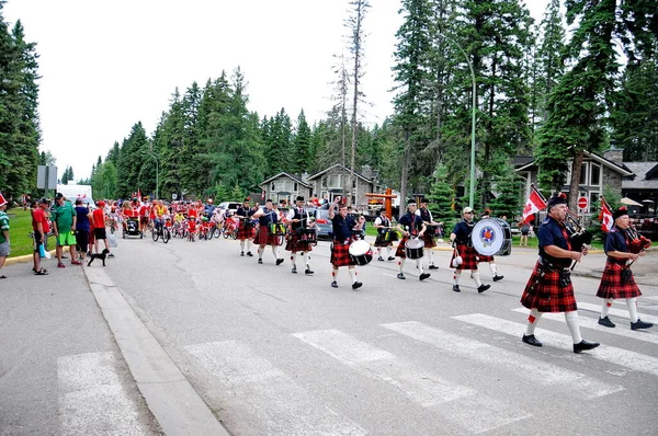 Waskesiu, Saskatchewan, Kanada - 1 Temmuz 2019: The Prince Albert Highlanders Band ve bir RCMP ve Parks Canada Color Guard Kanada bayramını kutlamak için Prince Albert Ulusal Parkı 'nda yürüyüş.