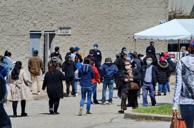 Scarborough, Ontario, Kanada, 6 Mayıs 2021: İnsanlar Scarborough, Ontario, Kanada 'daki 2501 Bridletown Circle, L' Amoreaux Koleji 'nde açılan aşı kliniğinde Covid-19 aşısı kuyruğunda bekliyorlar..