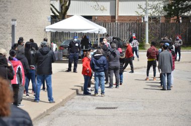 Scarborough, Ontario, Kanada, 6 Mayıs 2021: İnsanlar Scarborough, Ontario, Kanada 'daki 2501 Bridletown Circle, L' Amoreaux Koleji 'nde açılan aşı kliniğinde Covid-19 aşısı kuyruğunda bekliyorlar..