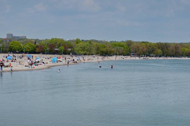 Toronto, Ontario, Kanada, 18 Mayıs 2021: İnsanlar Toronto 'daki Covid 19 salgını sırasında Woodbine Sahili' nin ılık bahar havasının tadını çıkarıyorlar.