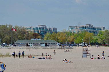 Toronto, Ontario, Kanada, 18 Mayıs 2021: İnsanlar Toronto 'daki Covid 19 salgını sırasında Woodbine Sahili' nin ılık bahar havasının tadını çıkarıyorlar.