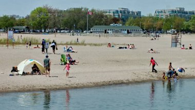 Toronto, Ontario, Kanada, 18 Mayıs 2021: İnsanlar Toronto 'daki Covid 19 salgını sırasında Woodbine Sahili' nin ılık bahar havasının tadını çıkarıyorlar.