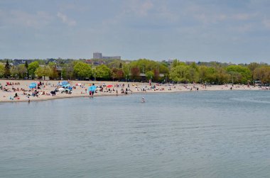 Toronto, Ontario, Kanada, 18 Mayıs 2021: İnsanlar Toronto 'daki Covid 19 salgını sırasında Woodbine Sahili' nin ılık bahar havasının tadını çıkarıyorlar.