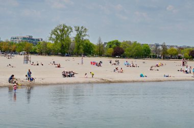 Toronto, Ontario, Kanada, 18 Mayıs 2021: İnsanlar Toronto 'daki Covid 19 salgını sırasında Woodbine Sahili' nin ılık bahar havasının tadını çıkarıyorlar.