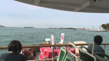 Venedik, İtalya, 22 Eylül 2015: ACTV toplu taşıma teknesi Venedik, İtalya Büyük Kanalı 'nda