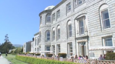 Enniskerry, County Wicklow, İrlanda, 25 Mayıs 2012: İrlanda 'daki Powerscourt Konağı ve Bahçeleri.