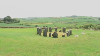 Drombeg Taş Çemberi, aynı zamanda Druid Sunağı olarak da bilinir, İrlanda 'nın County Cork şehrinin doğusunda yer alır.. 