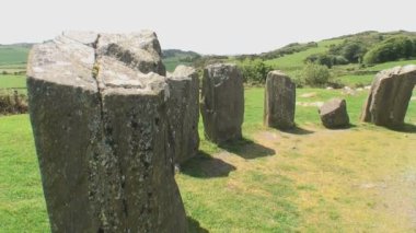 Drombeg Taş Çemberi, aynı zamanda Druid Sunağı olarak da bilinir, İrlanda 'nın County Cork şehrinin doğusunda yer alır.. 