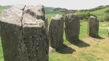 Drombeg Taş Çemberi, aynı zamanda Druid Sunağı olarak da bilinir, İrlanda 'nın County Cork şehrinin doğusunda yer alır.. 