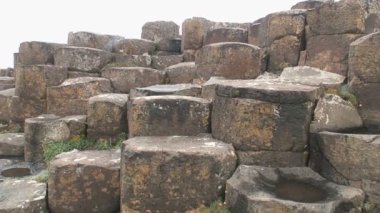 Kuzey İrlanda 'nın kuzey kıyısındaki Antrim County' deki Giant Geçidi..