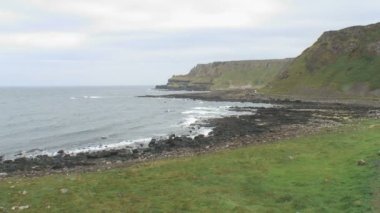 Kuzey İrlanda 'nın kuzey kıyısındaki Antrim County' deki Giant Geçidi..