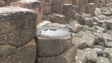 Kuzey İrlanda 'nın kuzey kıyısındaki Antrim County' deki Giant Geçidi..