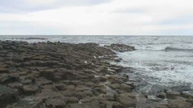 Kuzey İrlanda 'nın kuzey kıyısındaki Antrim County' deki Giant Geçidi..