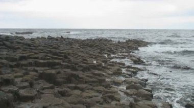 Kuzey İrlanda 'nın kuzey kıyısındaki Antrim County' deki Giant Geçidi..