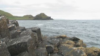 Kuzey İrlanda 'nın kuzey kıyısındaki Antrim County' deki Giant Geçidi..