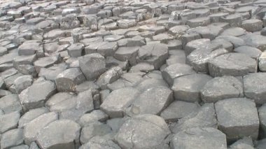 Kuzey İrlanda 'nın kuzey kıyısındaki Antrim County' deki Giant Geçidi..