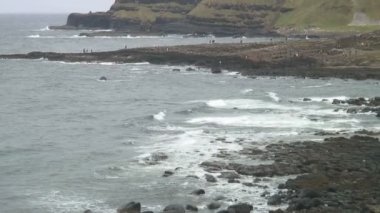 Kuzey İrlanda 'nın kuzey kıyısındaki Antrim County' deki Giant Geçidi..