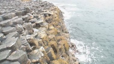 Kuzey İrlanda 'nın kuzey kıyısındaki Antrim County' deki Giant Geçidi..