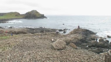 Kuzey İrlanda 'nın kuzey kıyısındaki Antrim County' deki Giant Geçidi..